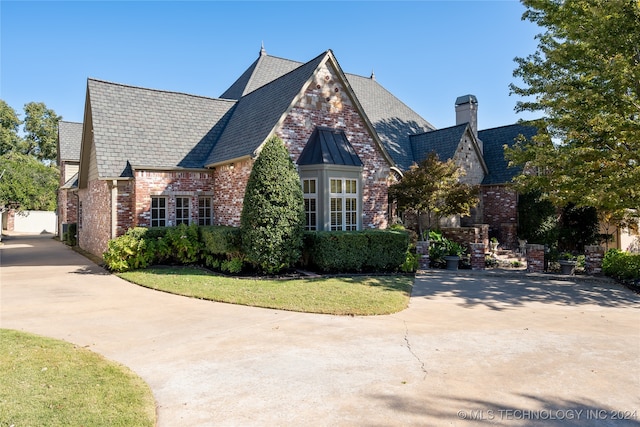 view of front facade with a front lawn