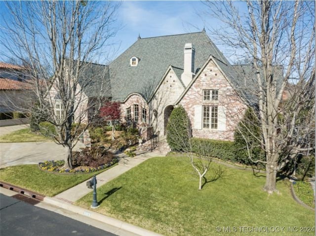 view of front of house with a front lawn