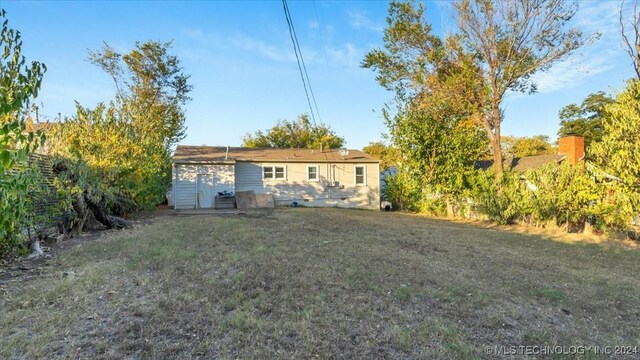 6944 E 7th St, Tulsa, OK 74112 - rear view of property featuring a lawn