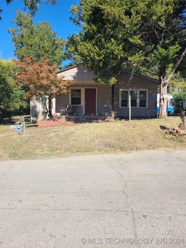 view of front facade featuring a porch and a front lawn