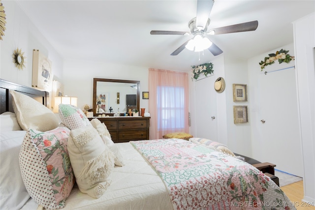 bedroom featuring light hardwood / wood-style floors and ceiling fan