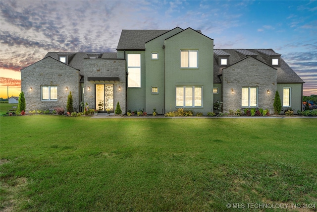 view of front of property featuring a yard