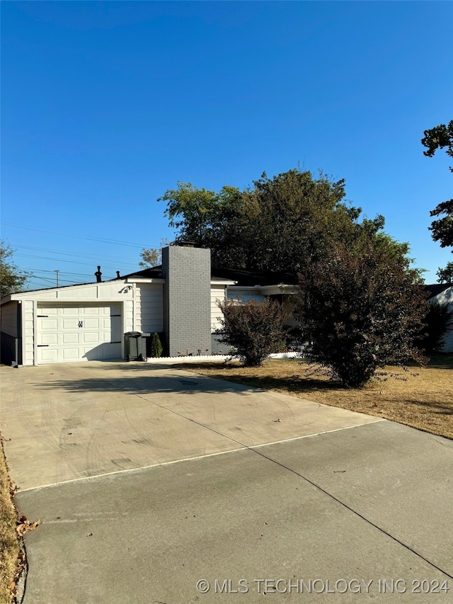 view of front facade featuring a garage