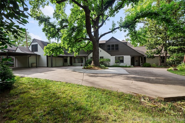 view of front of home featuring a front lawn