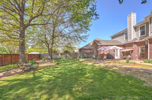 view of yard featuring a patio area