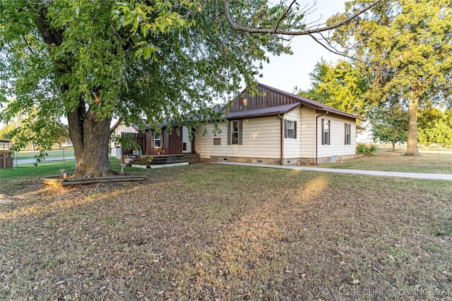 view of front of house featuring a front lawn