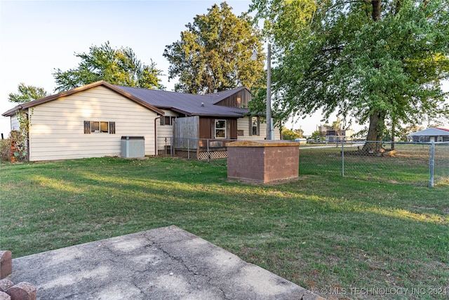 view of yard featuring a patio area