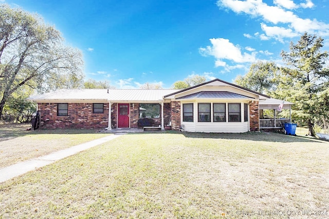 single story home with a front lawn