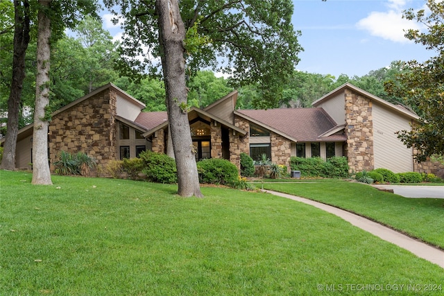 view of front of property featuring a front yard