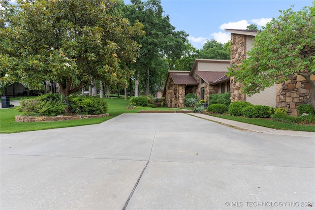 view of front of house featuring a front lawn