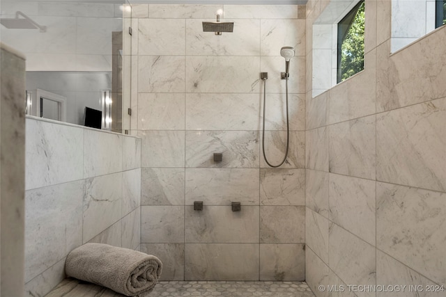 bathroom featuring tiled shower