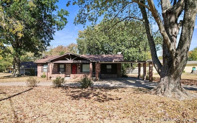 view of front of property featuring a carport