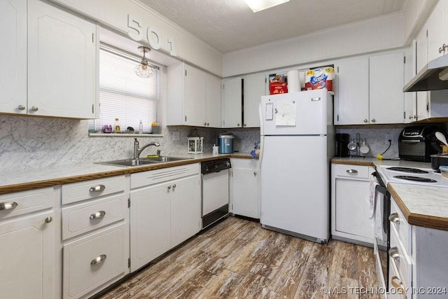 kitchen featuring a sink, white cabinetry, white appliances, tasteful backsplash, and ornamental molding
