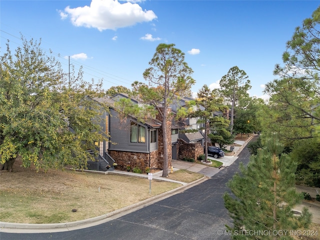 view of front of property featuring a front yard