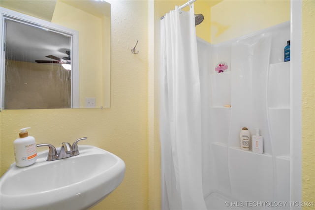 bathroom featuring ceiling fan, sink, and a shower with shower curtain