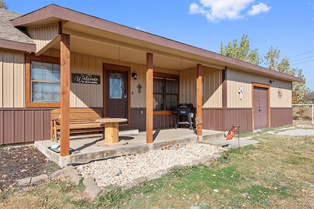 entrance to property featuring covered porch