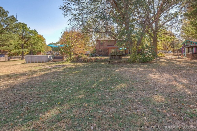 view of yard featuring a pool