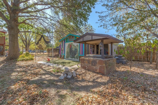 view of yard with an outdoor structure