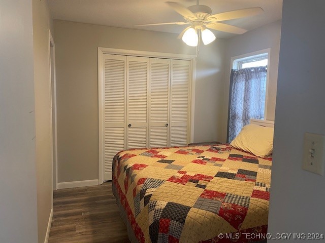 123 Falconhead Unit B, Burneyville, OK 73430 - bedroom featuring baseboards, a ceiling fan, dark wood-style floors, and a closet