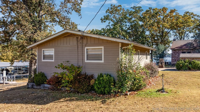 view of side of property featuring a lawn