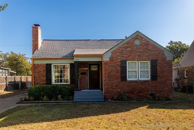 view of front facade featuring a front yard