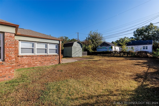 view of yard featuring a shed