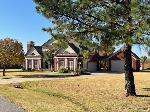 view of front of house featuring a front yard and a garage