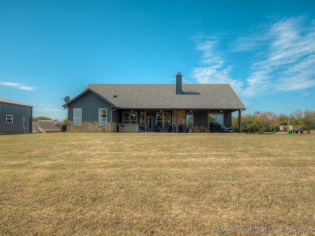 back of house featuring a lawn