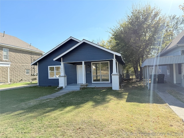 bungalow featuring a front lawn