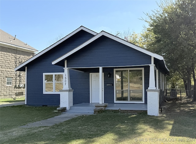 bungalow featuring a front lawn