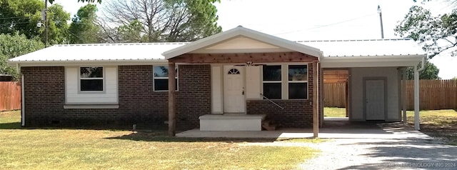 view of front of property featuring a front yard and a carport