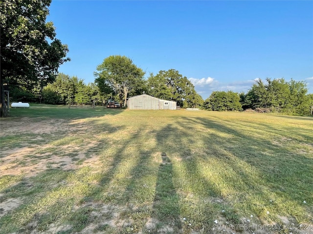 view of yard with an outbuilding