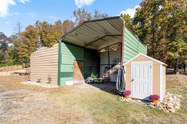 view of outbuilding with a carport and a lawn