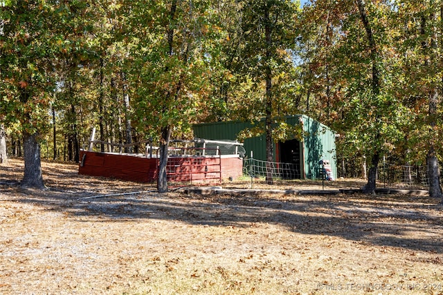 view of front of home featuring an outdoor structure