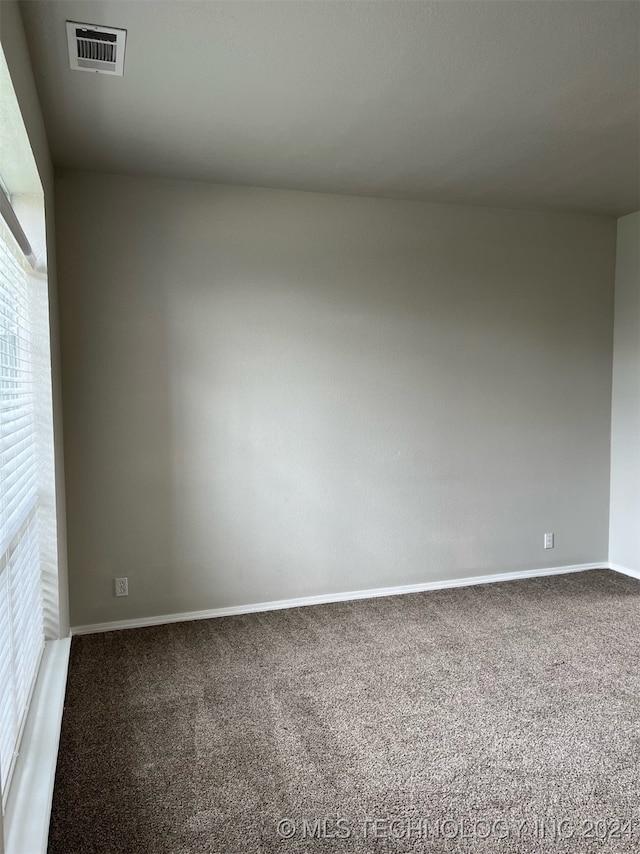 spare room with carpet flooring