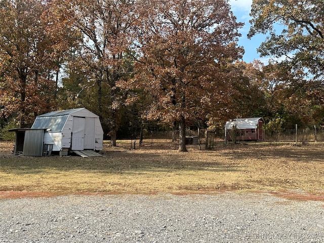 view of yard featuring a storage shed