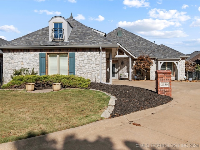 view of front of home featuring a front lawn