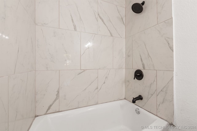 bathroom featuring tiled shower / bath combo