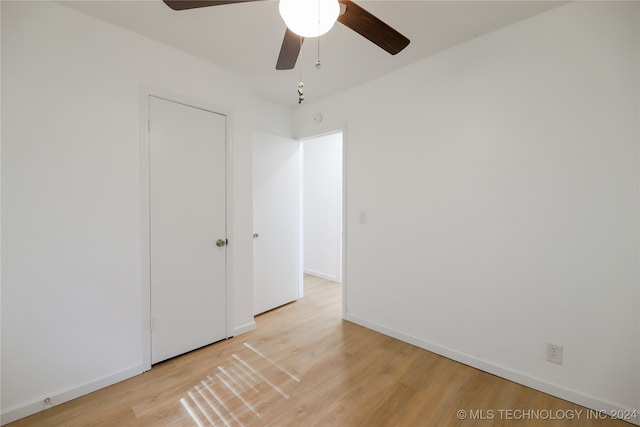 unfurnished room featuring light hardwood / wood-style flooring and ceiling fan