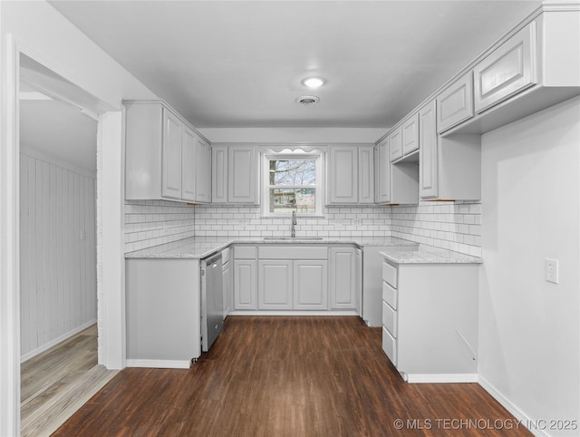 kitchen with dark wood-type flooring, sink, backsplash, and gray cabinets