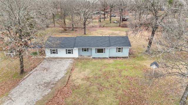 single story home with a front yard