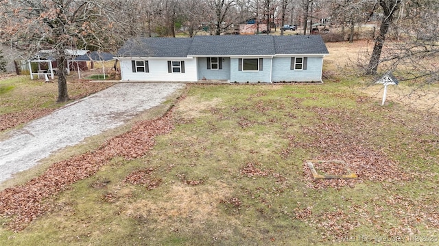 ranch-style home featuring a front lawn