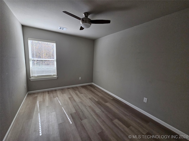 empty room featuring light hardwood / wood-style floors and ceiling fan