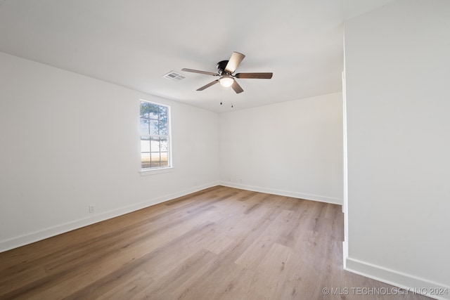 unfurnished room featuring light wood-type flooring and ceiling fan