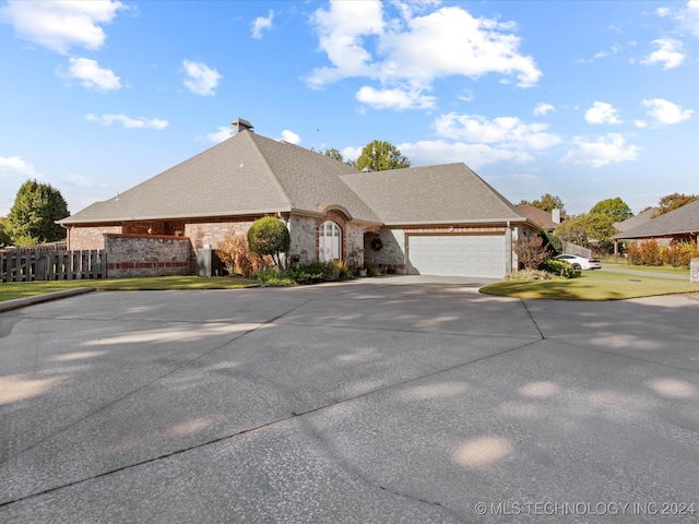 view of front facade featuring a front yard and a garage