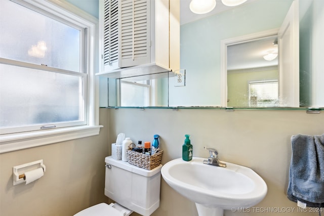 bathroom featuring toilet and sink