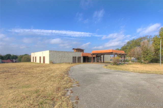 view of front of home featuring a front lawn