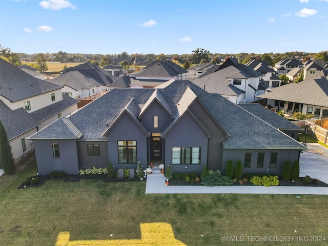 view of front of property featuring a front yard