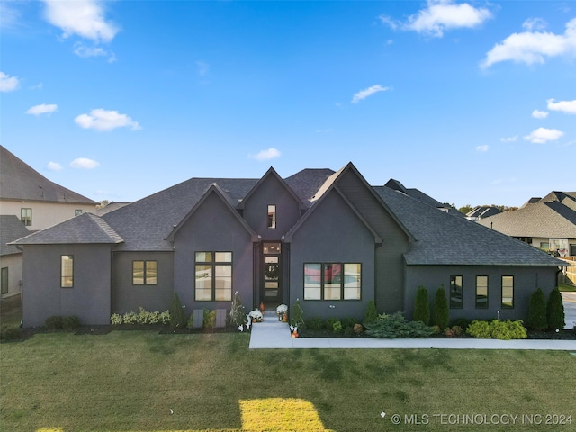 view of front of house featuring a front lawn