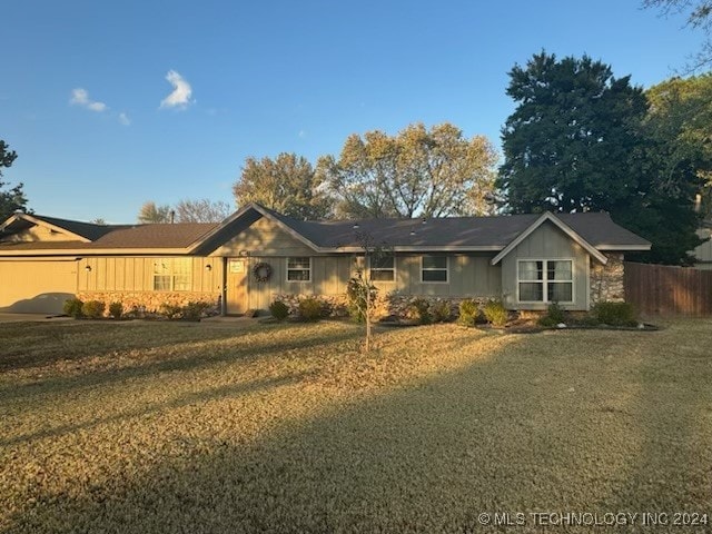 ranch-style house featuring a front yard